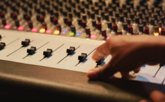 Organizovanie koncertov: úloha agentúr, promotérov a technických tímov