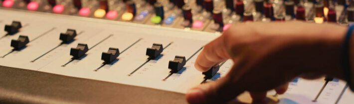 Organizovanie koncertov: úloha agentúr, promotérov a technických tímov